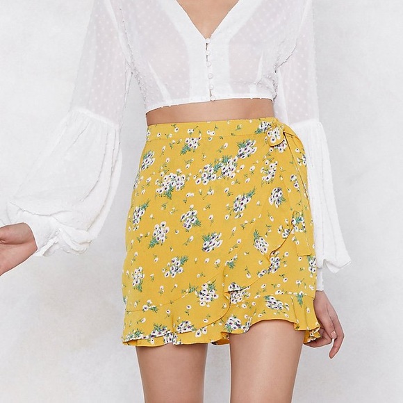 Nasty Gal yellow floral mini skirt - Picture 2 of 7